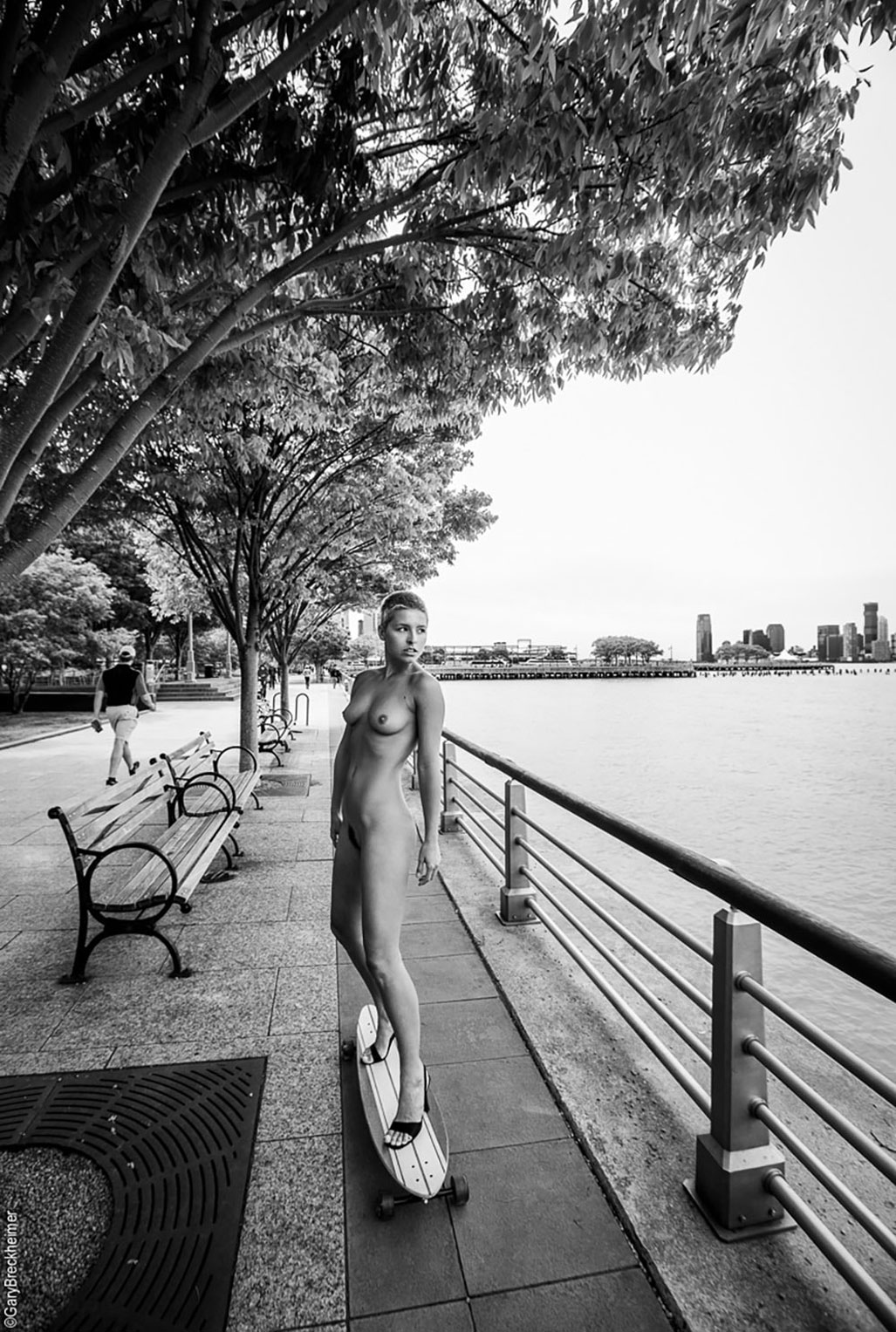 Голая Мариса Папен на скейте на улицах Нью-Йорка / Marisa Papen Boarding through the Streets of New York by Gary Breckheimer Голая Мариса Папен на скейте на улицах Нью-Йорка / Marisa Papen Boarding through the Streets of New York by Gary Breckheimer