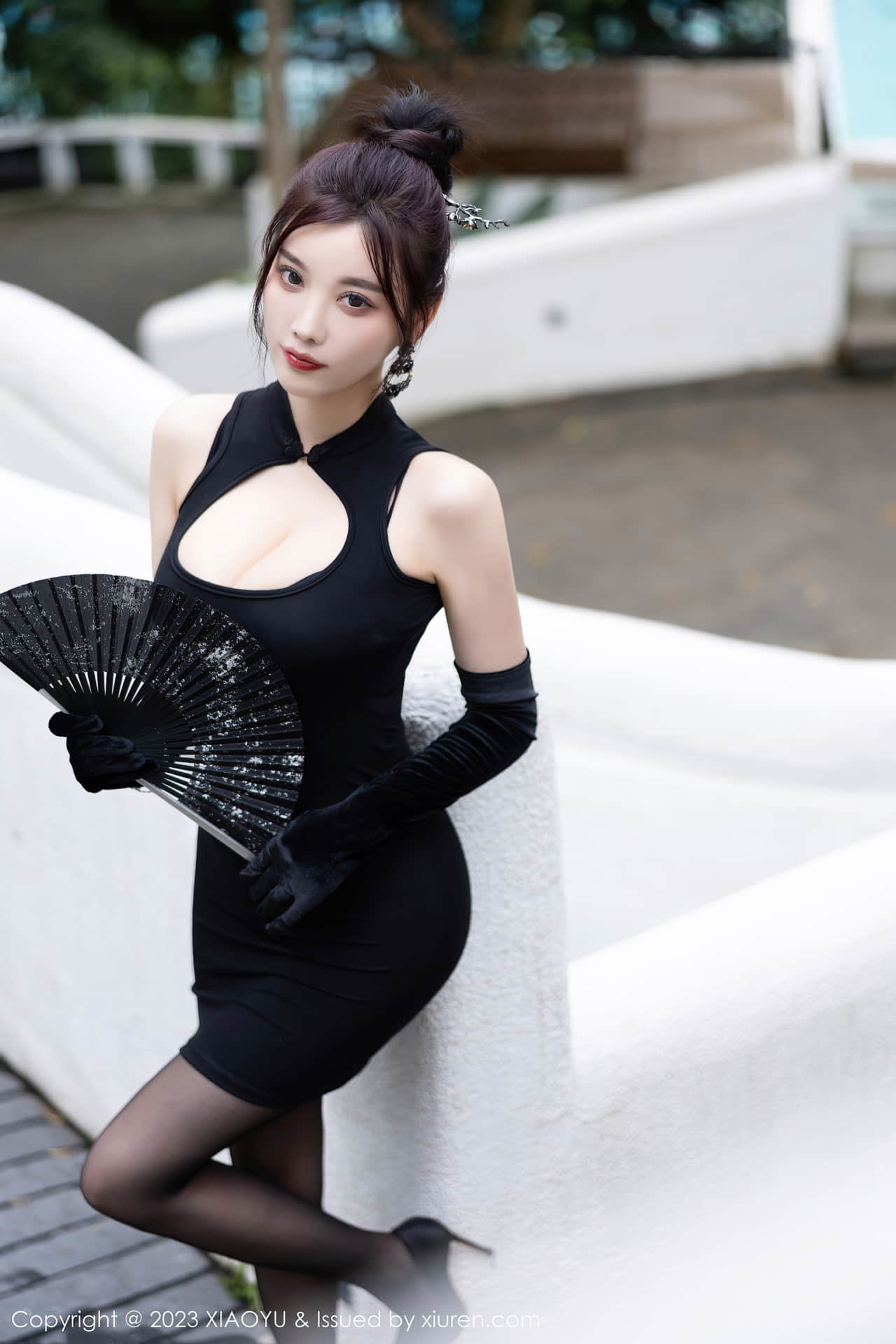 개인 맞춤 섹시 여신 양진진의 검은색 짧은 치파오 드레스는 섹시하면서도 매력적이며, 여신의 통통한 몸매가 숨을 멎게 한다.