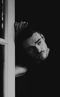 Richard Madden MG9JZKsW_o