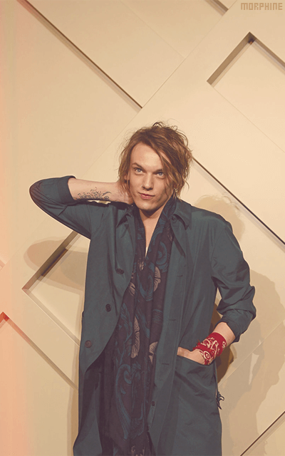 Jamie Campbell Bower 4DaxeFWC_o