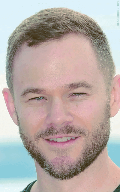 Aaron Ashmore YfOa25CX_o