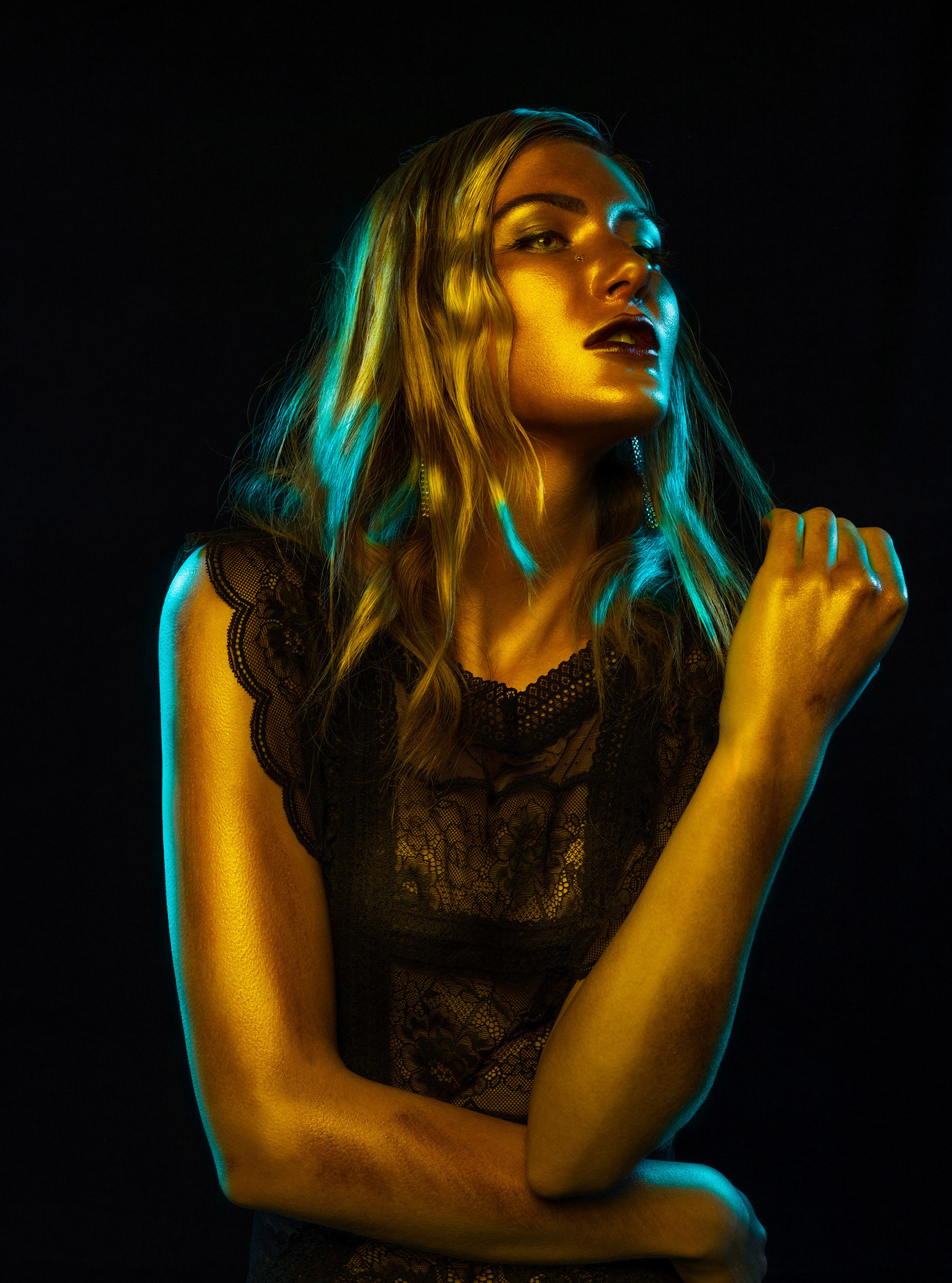 Rachel Flynn by Andre Schneider Красивая девушка в отблесках ночи / Рейчел Флинн, фотограф Андре Шнейдер / фото 02