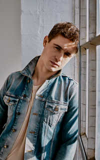 Max Irons VxPW3UrA_o