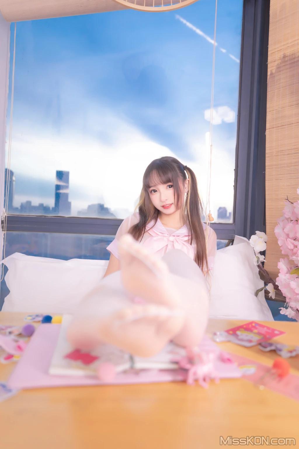Coser@神楽坂真冬 Vol.079: 绝对企画-透明黑白水手服《特別なことに》 (150 photos )(16)
