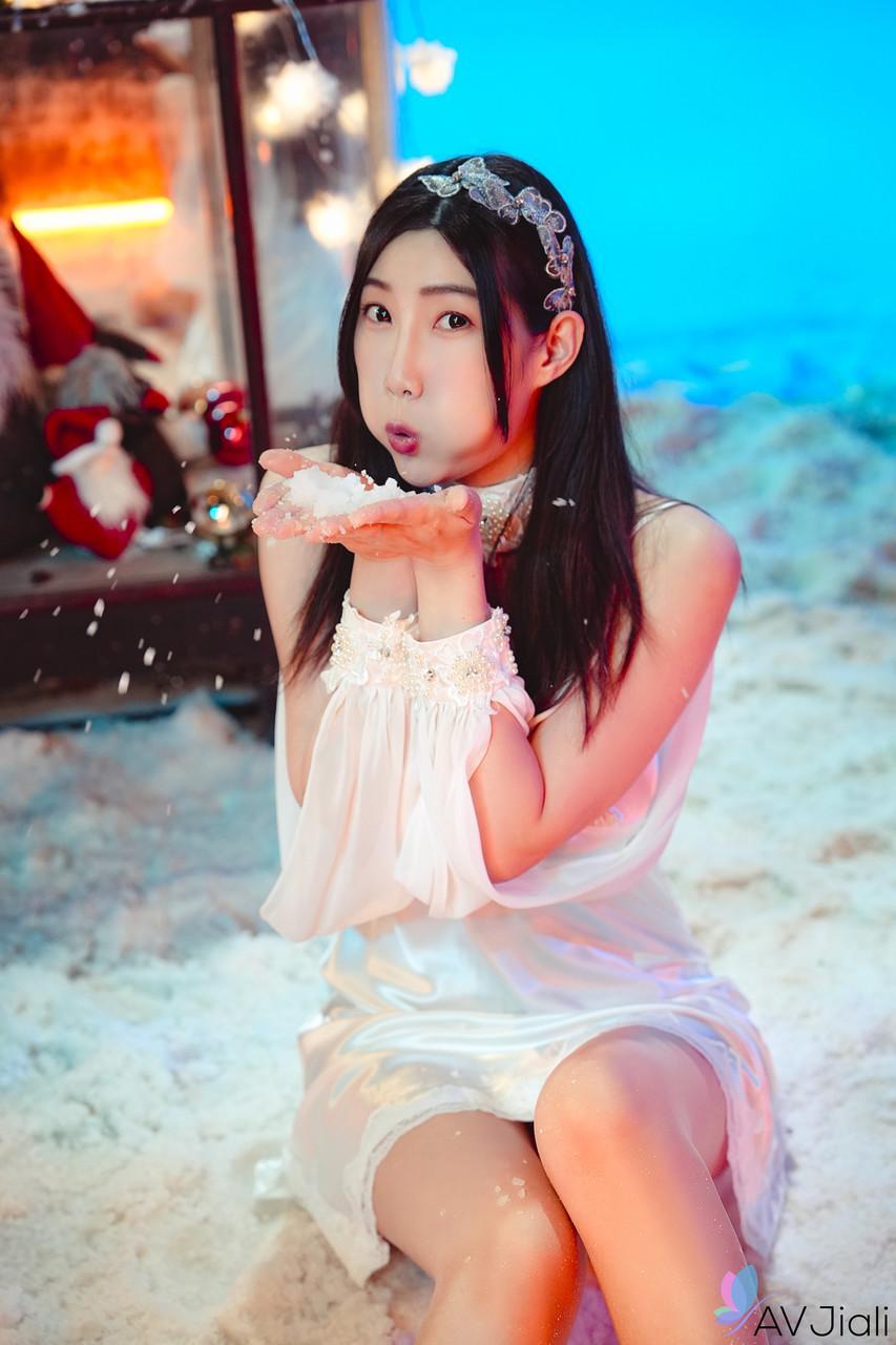 Chinese girl Li Er adorns herself in sushi before sex at Christmas(3)