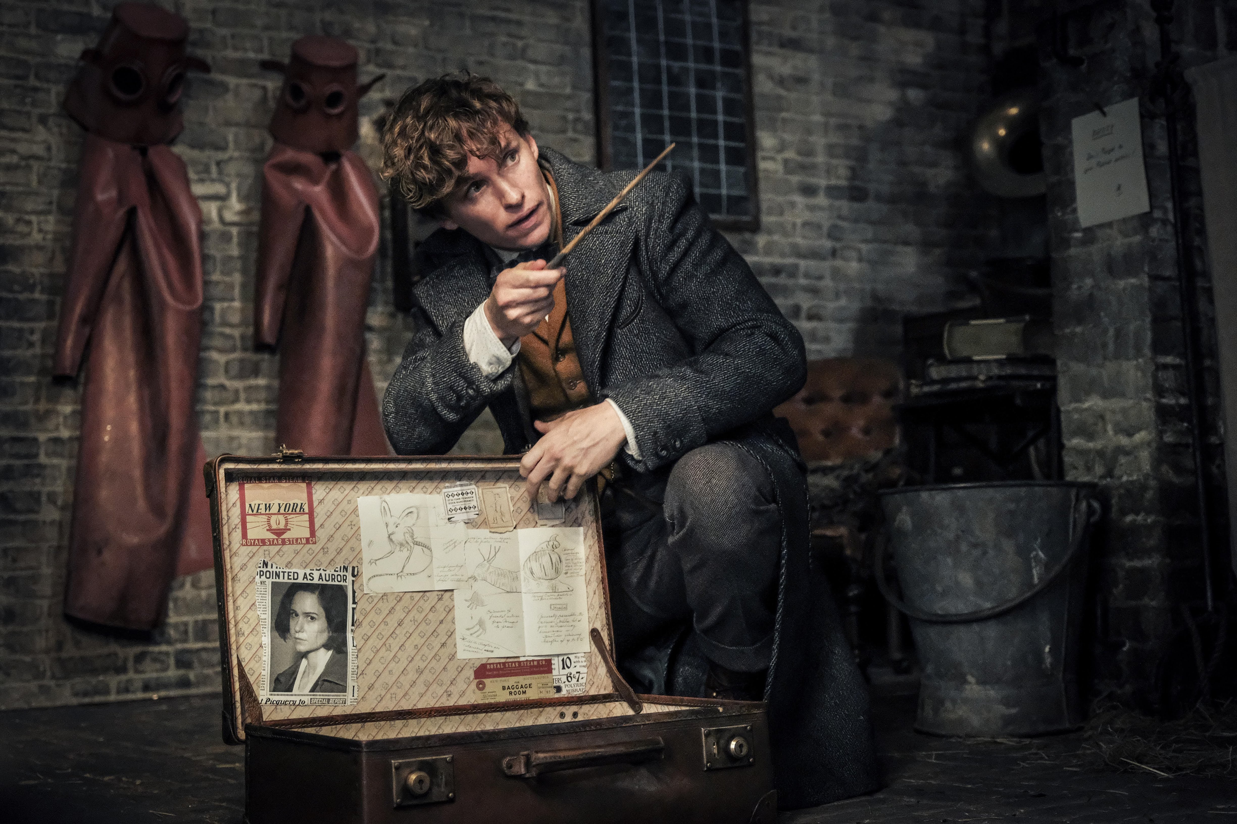 FANTASTIC BEASTS THE CRIMES OF GRINDELWALD Hi Res Stills Spotlight Our Heroes Villains