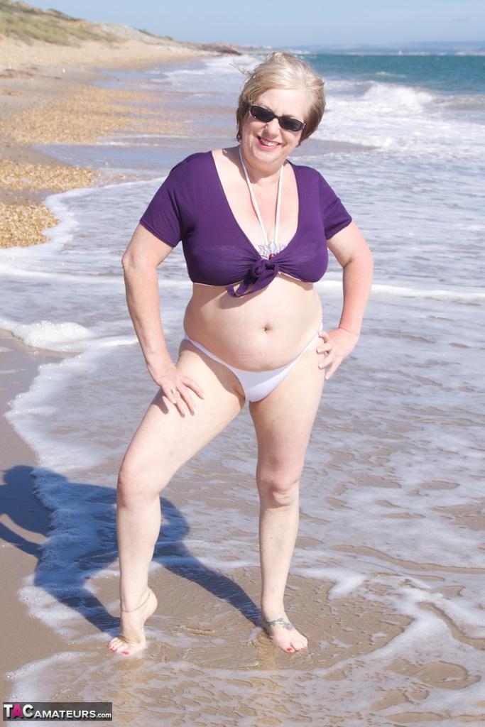 Mature amateur Speedy Bee gets naked in shades on a British beach(1)