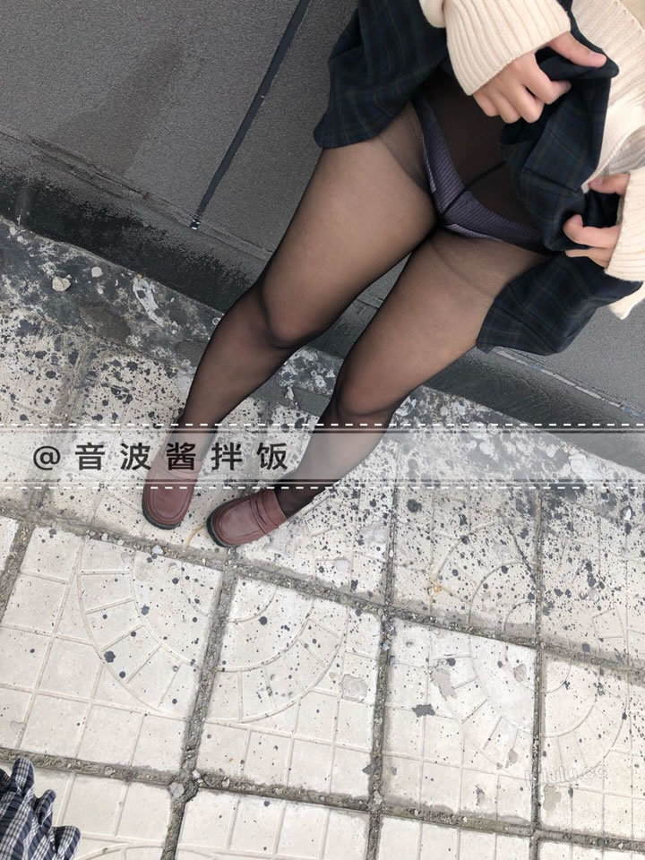 极品萝莉网红音波酱拌饭黑丝楼道无圣光人体写真(16)