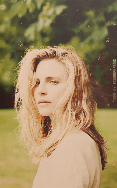 Brit Marling YLwxnTDf_o