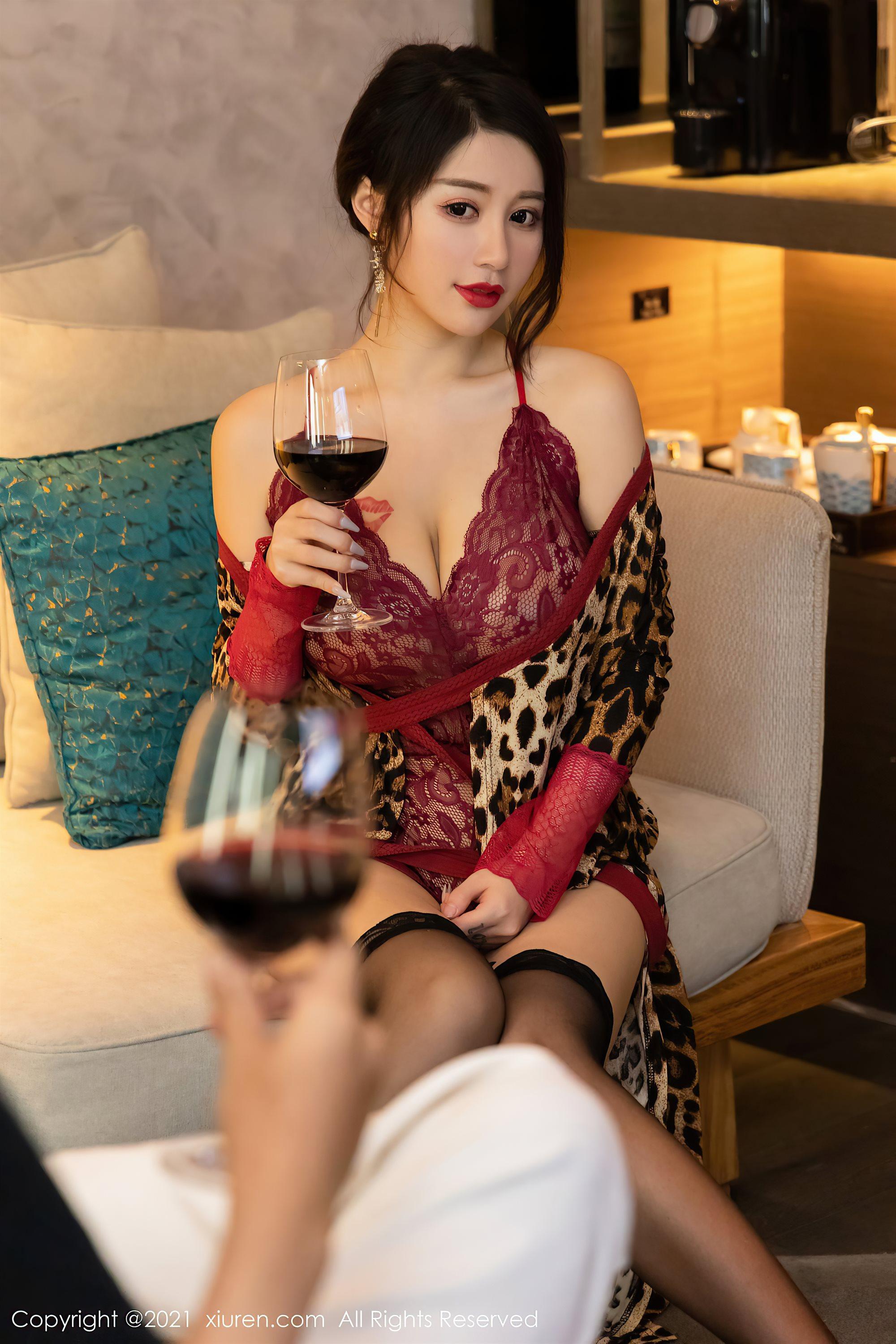 [XiuRen秀人网]No.3605 模特美七Mia酒店剧情主题半脱露缕空情趣内衣惹火诱惑写真(39)