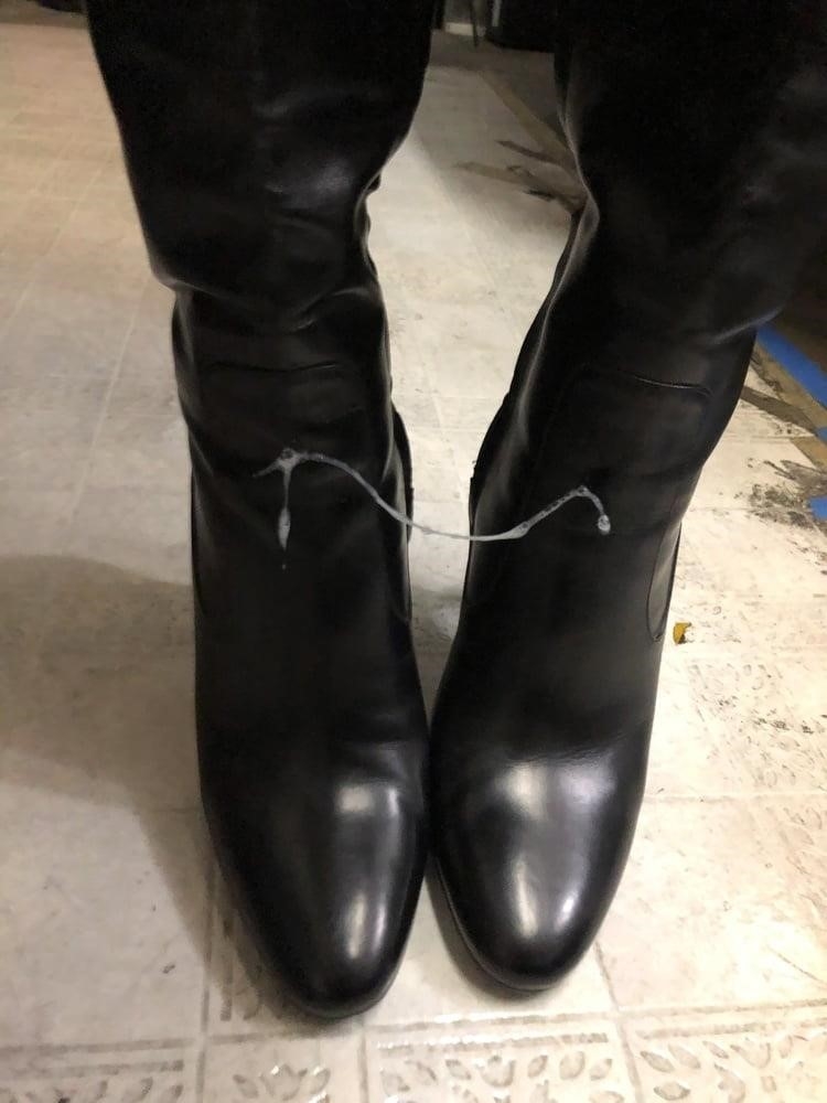 Black burberry rain boots-5573
