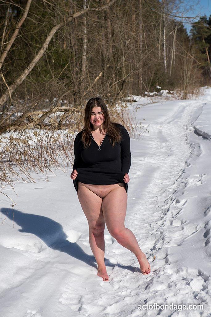 Brunette BBW rids ball gag and ropes while posing nude and barefoot in snow(10)