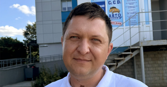 Юрій Кудлай, викладач автошколи, знає, як правильно перетинати пішохідний перехід Юрій Кудлай, викладач автошколи, знає, як правильно перетинати пішохідний перехід