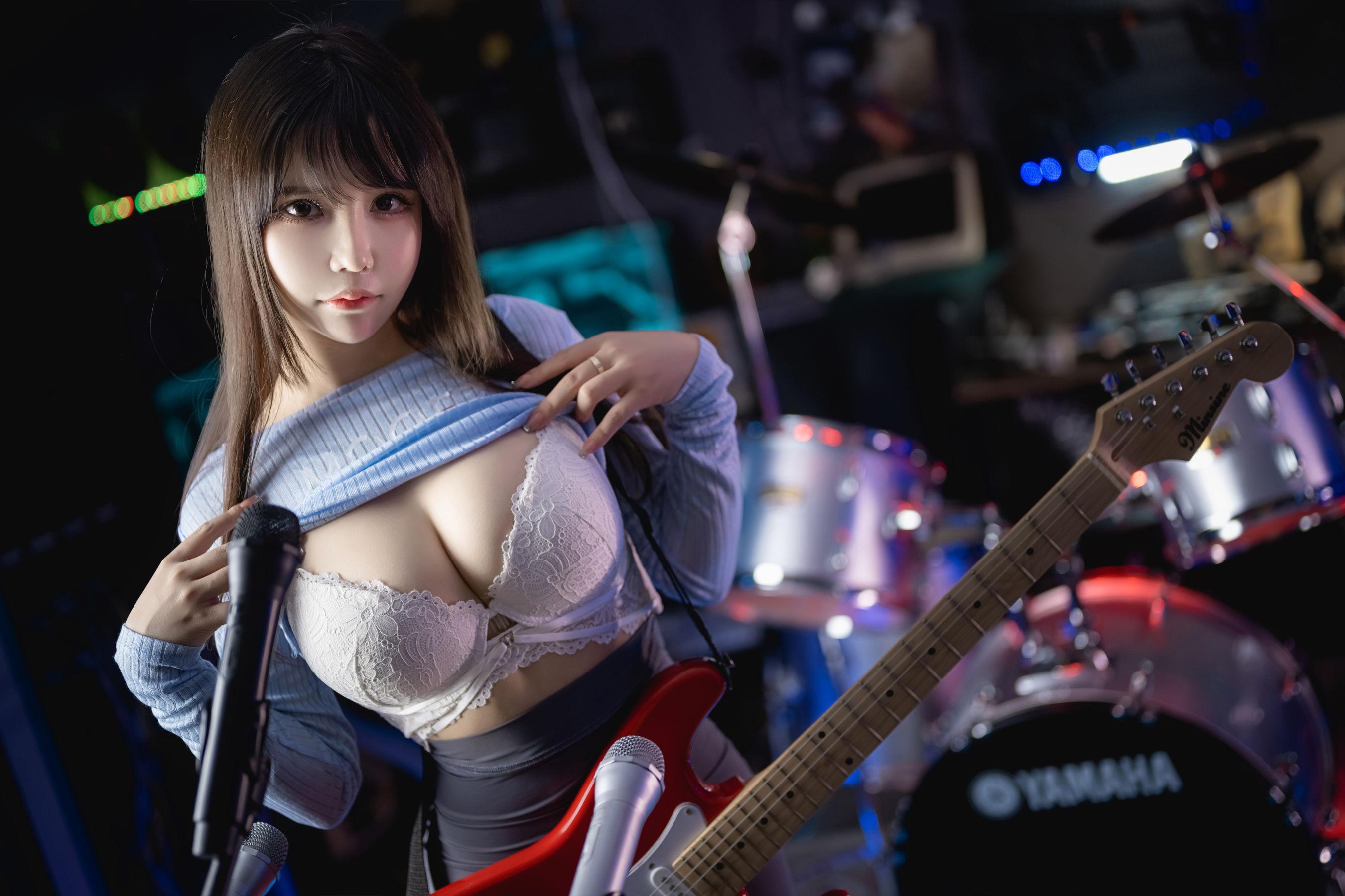 [网红COSER] 二次元妹子抱走莫子aa – 吉他妹妹(6)