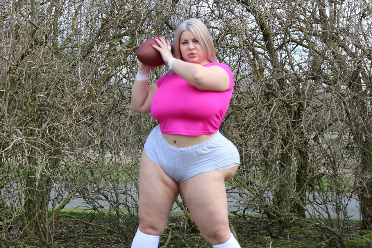 Curvaceous football player Natasha Crown flaunts her huge ass outdoors(3)