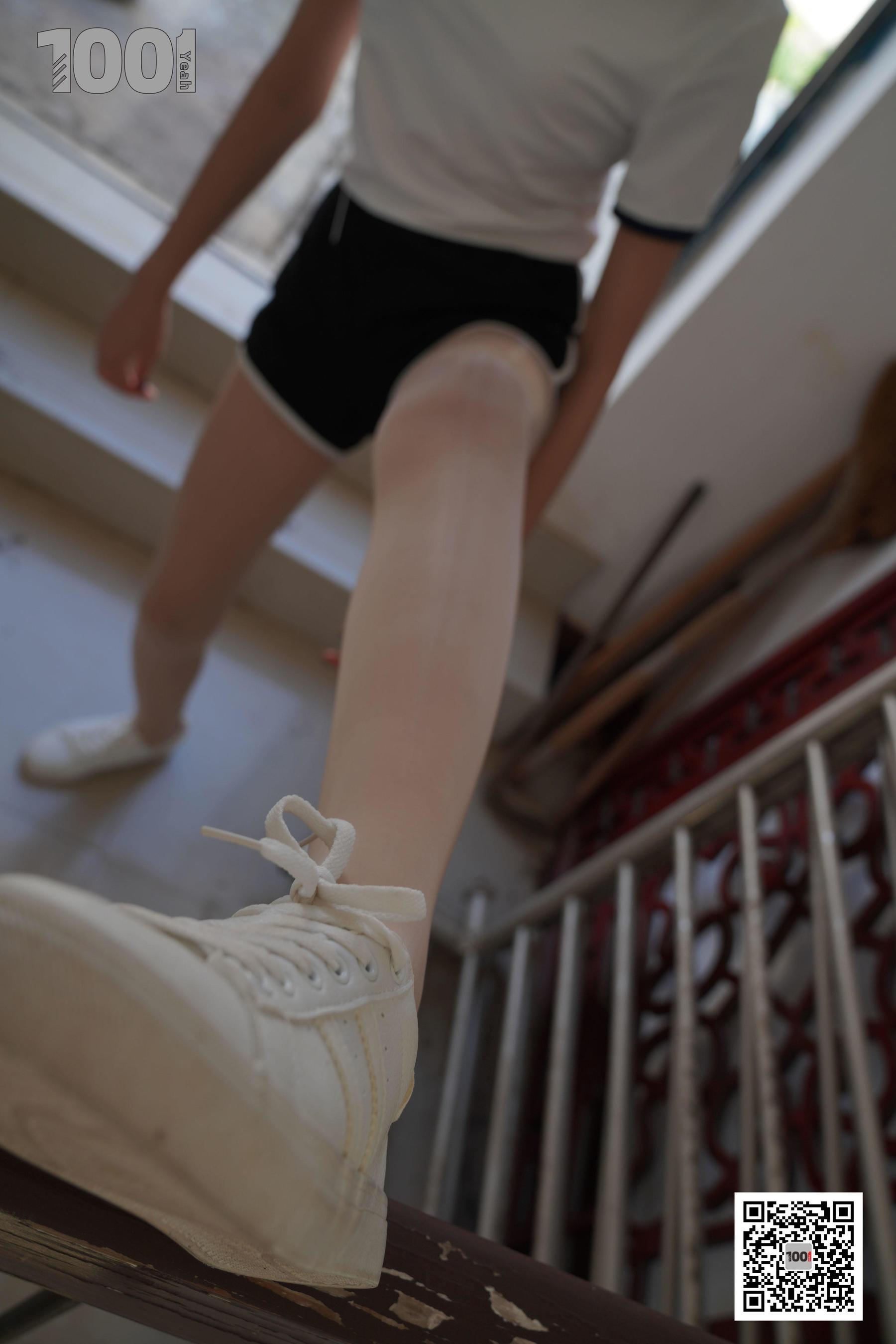 [IESS一千零一夜] 模特西瓜《拥抱阳光4》 肉丝袜美腿写真集(35)