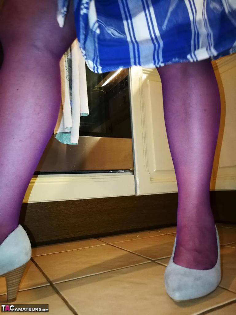 Old housewife Caro takes off her underwear in kitchen apron and stockings(16)