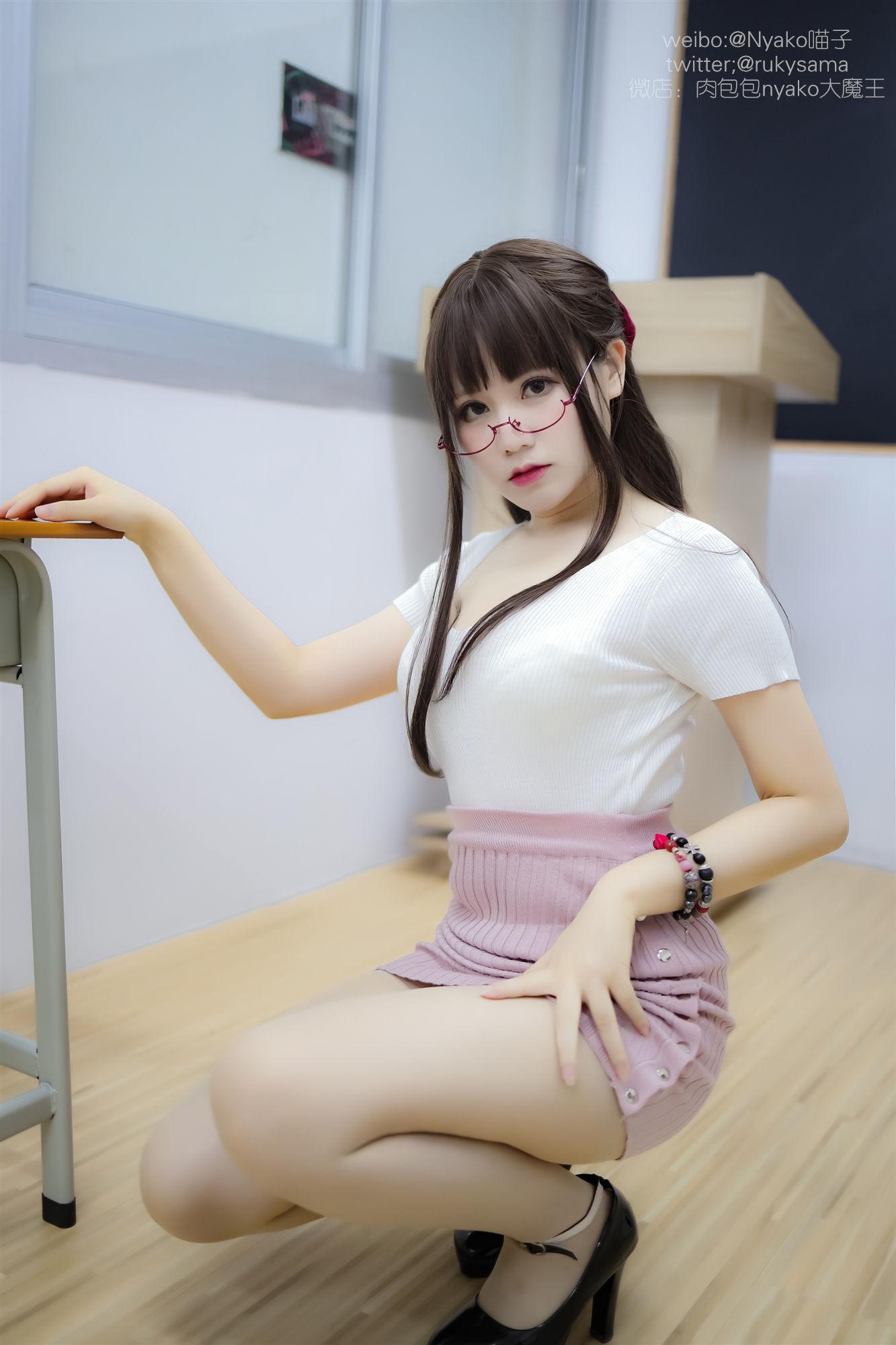 [美女Coser] 《欲求不满的老师》 写真集(28)