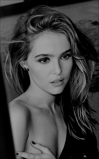 Zoey Deutch Aomi8U2L_o