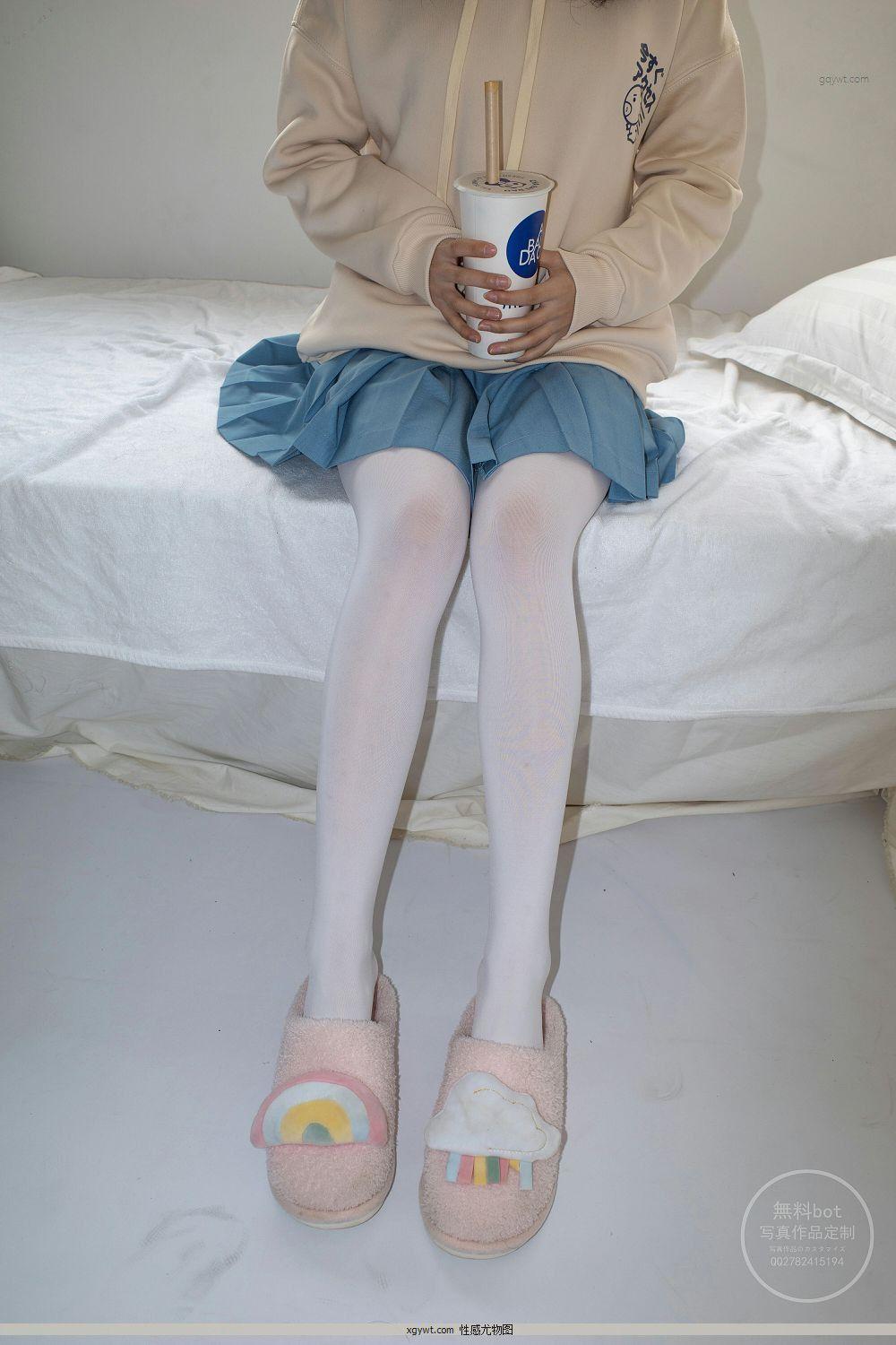 [森萝财团]有料NO.024 出镜 萝莉雪糕 米色卫衣与蓝色短裙加浅色美腿丝袜私房高清图(1)