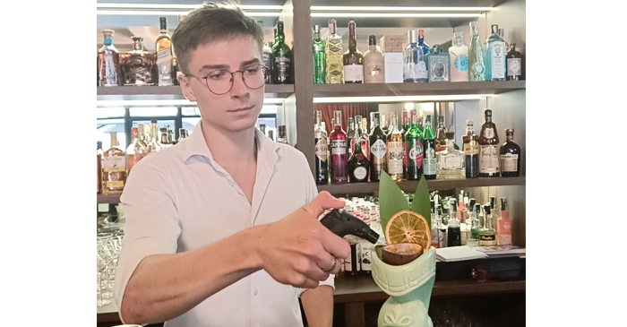 Палаючий коктейль у палаючій «Опері» Палаючий коктейль у палаючій «Опері»
