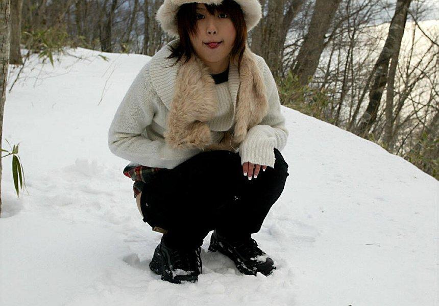 Cute Japanese girl Hitomi Hayasaka takes a pee on the snow before heading home(8)