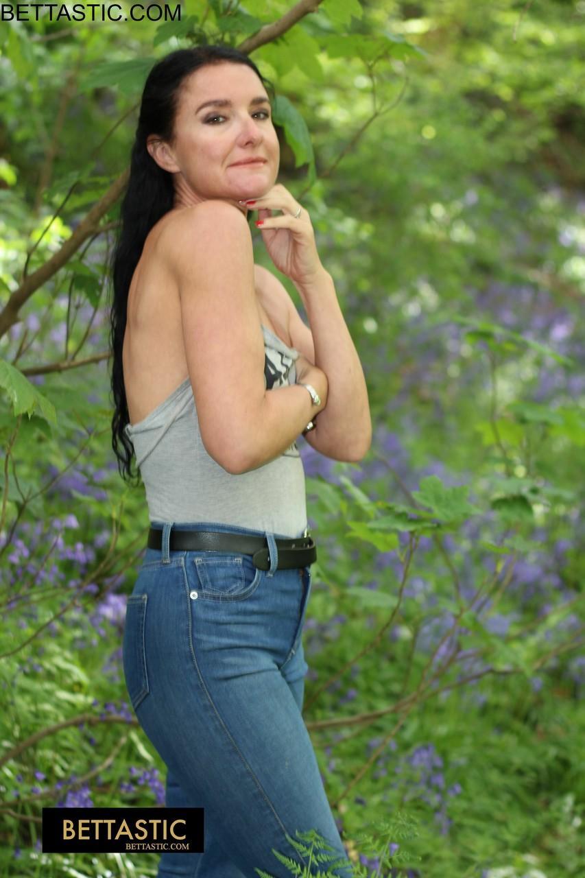 Gorgeous brunette Bettastic poses outdoors in a strapless top & tight jeans(4)