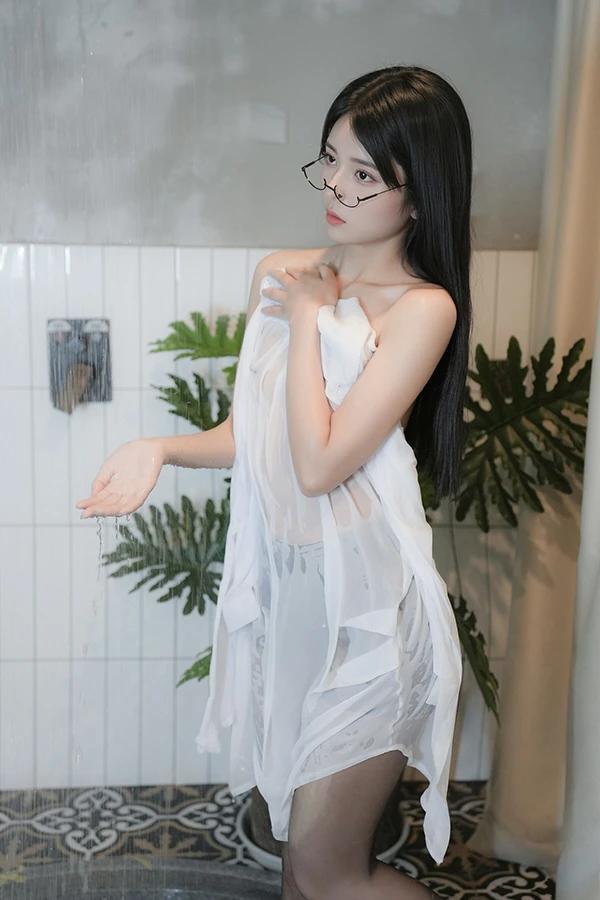 秀人女神美少女眼镜白衣黑丝粉葡萄鲍鱼私购流出(11)