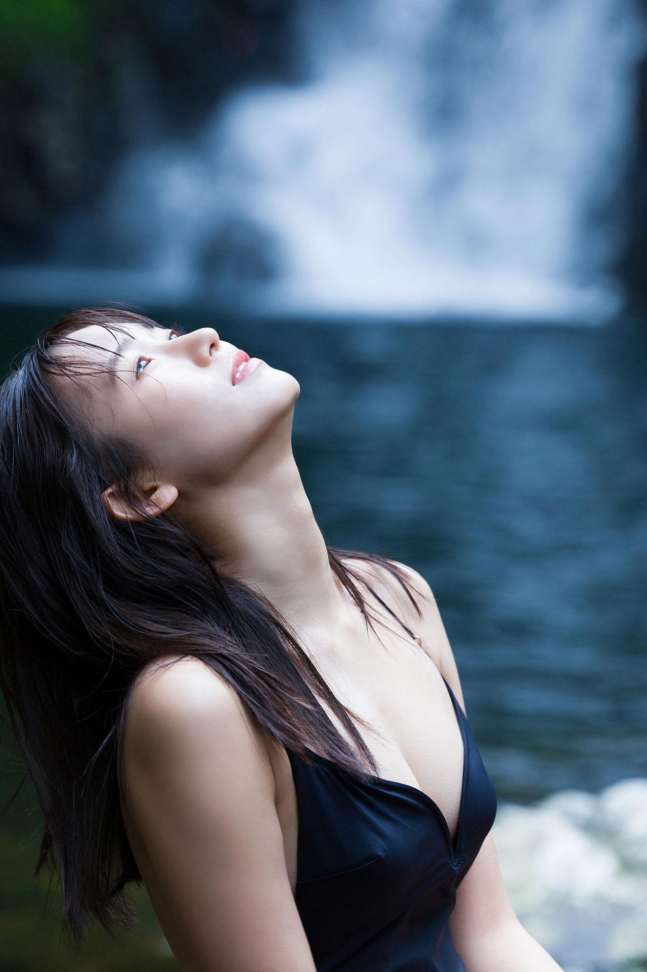 Nene Shida 志田音々, ファースト写真集アナザーバージョン 『ｎｅｎｅ－まるっとりっぷ－』 Set.03(7)