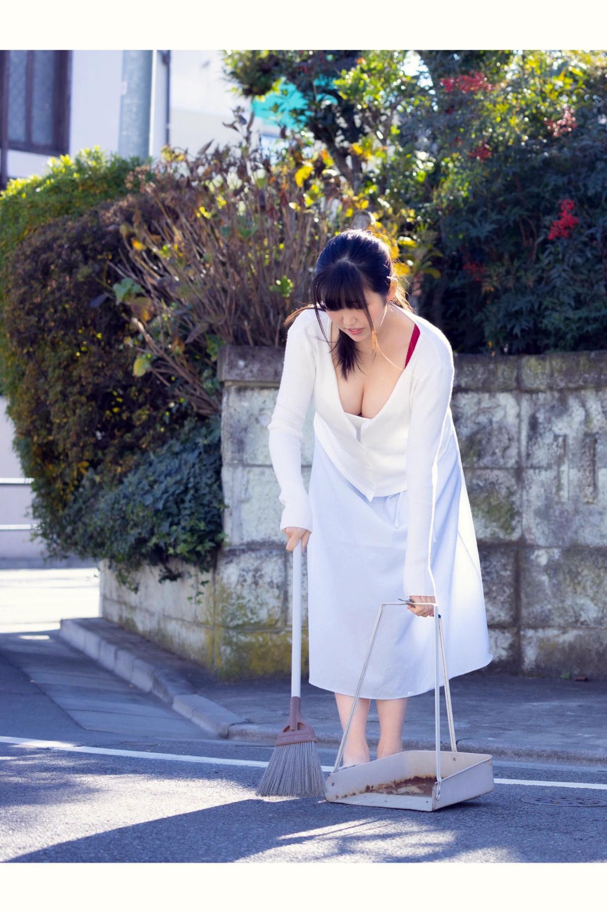 Maya Kikuchi 菊池まや, グラビア写真集 君の視線に焦がされて(2)