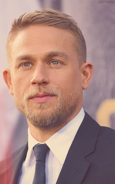 Charlie Hunnam DNgE5Irq_o