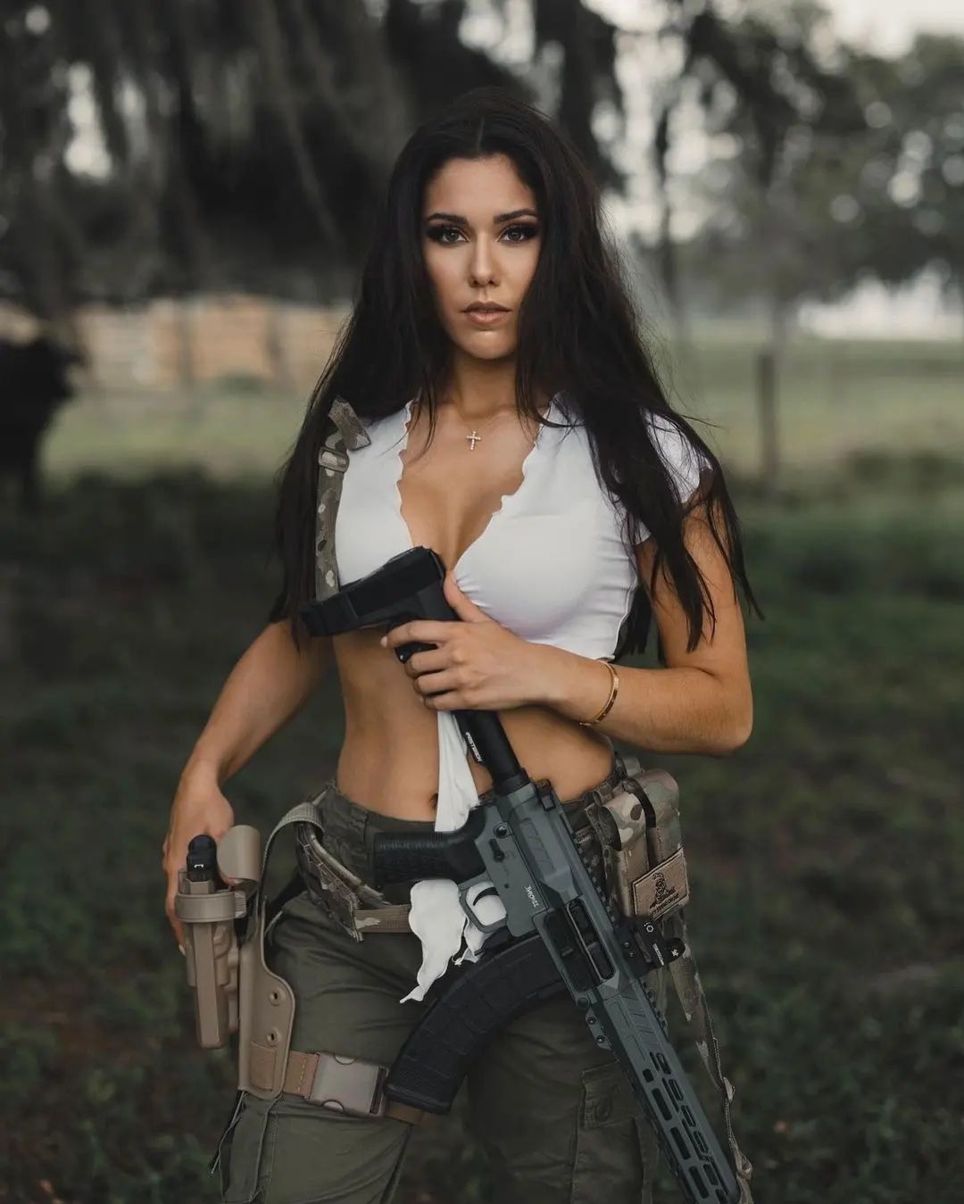 WOMEN WITH WEAPONS...8 Nxg7aKMR_o