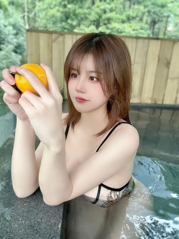 丰满小姐姐小仓千代W露背毛衣唯美图集(23)