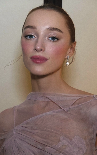 Phoebe Dynevor 2kr5TX5y_o