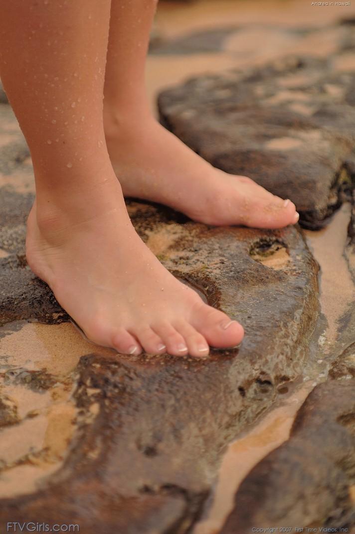 Playful model Andrea loses her summer dress and poses nude on the sandy beach(9)