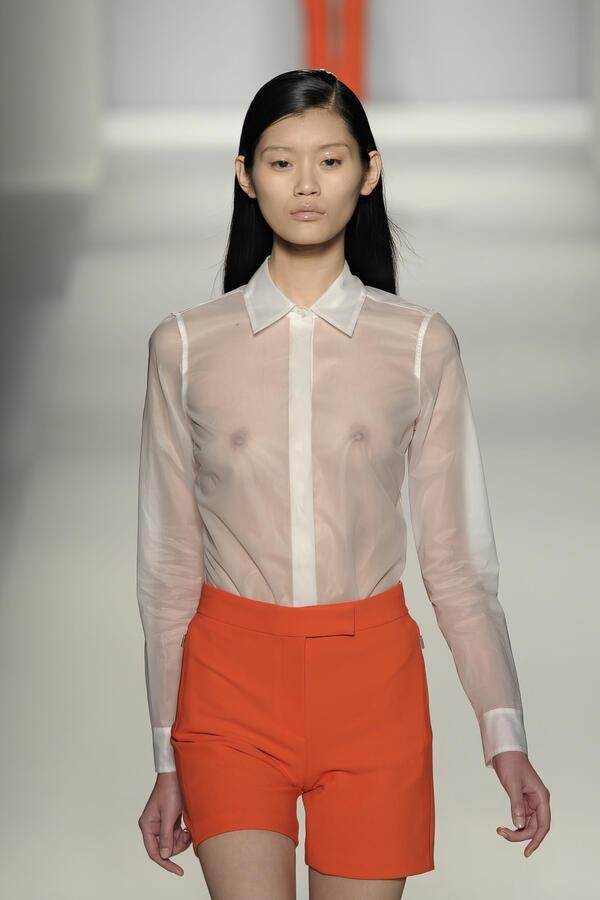 国模人体 超模奚梦瑶露点走秀@Max Mara Ready to Wear Spring 2011 Vogue Fashion Week