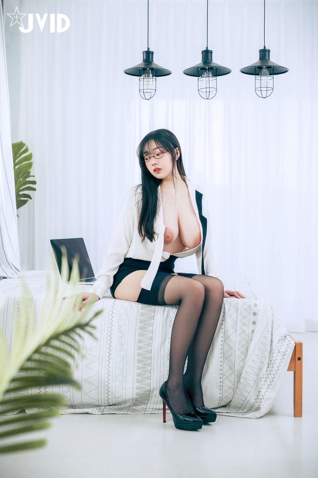 [JVID] 苡昕Slivia: 超巨乳女秘書 (159 photos)(58)