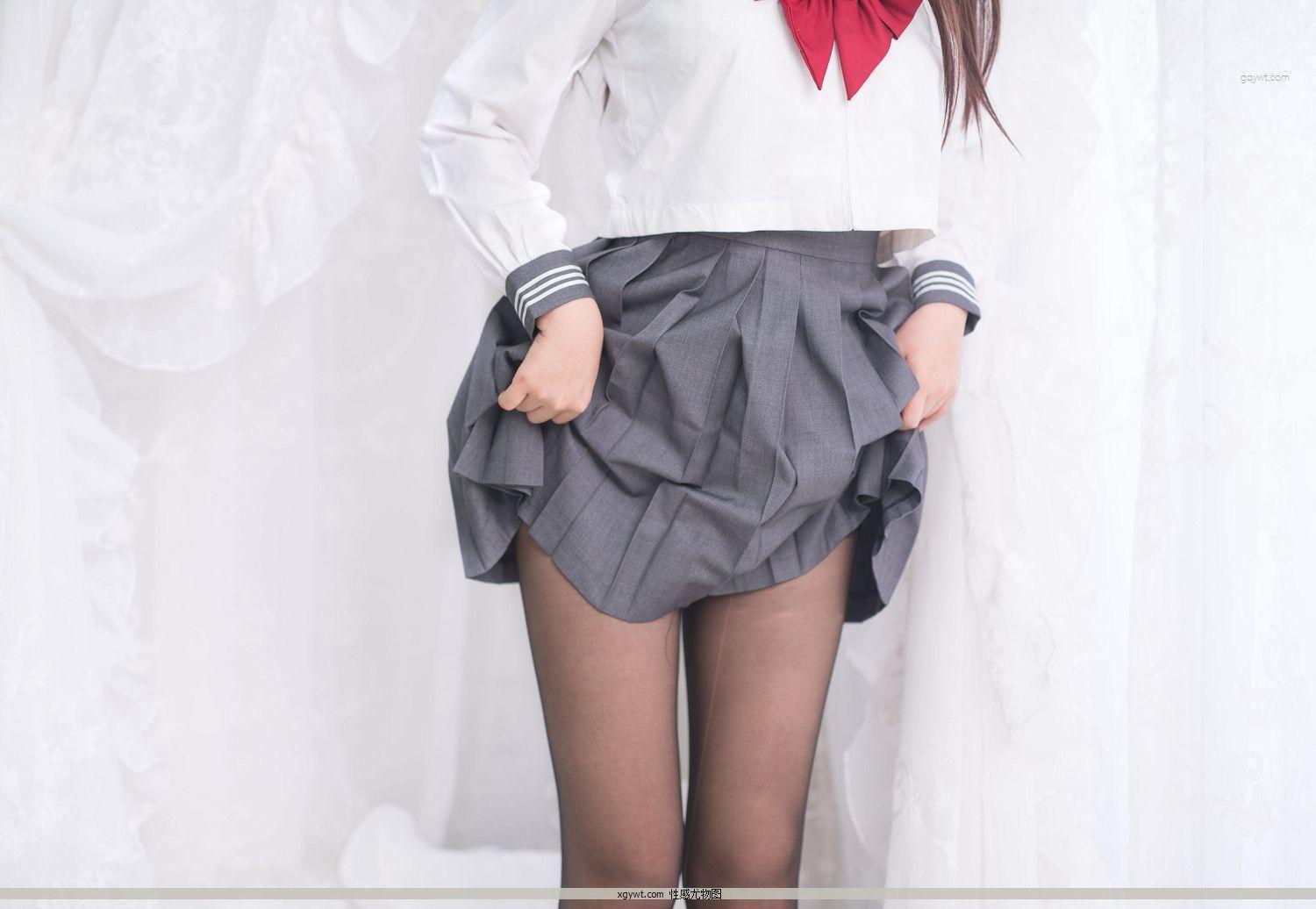 [福利女神Cosplay] 萌系小姐姐-白烨- - 黑丝制服少女 摄影套图(35)