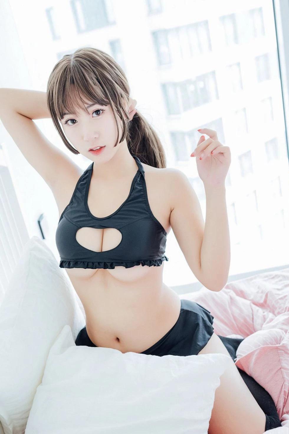 心型内衣藏不住快爆出的雪白美乳 猫九酱Sakura (25P)(1)