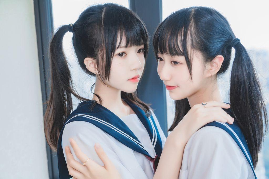 Coser @ 桜 桃 喵 Vol.047: 制服 双子 (38 photos)(5)