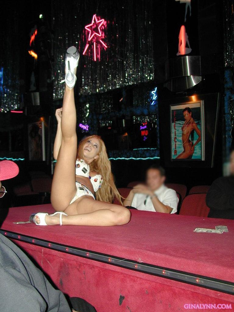 Blonde stripper puts on a show before being humped onstage(3)