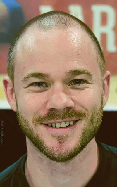 Aaron Ashmore QQ3kRsHq_o