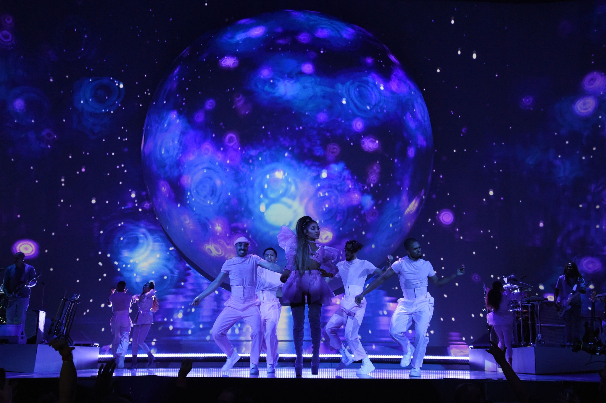 Включи песни на ночь. Ariana grande Sweetener Tour. Wallpaper Ariana grande Sweetener World Tour. Sweetener World Tour Stage.