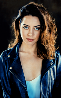 Aubrey Plaza N1d0Uc05_o