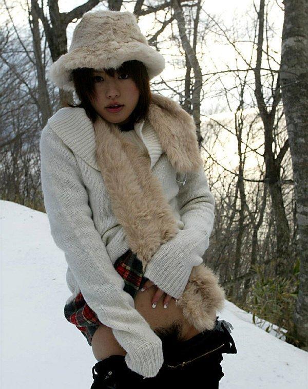 Cute Japanese girl Hitomi Hayasaka takes a pee on the snow before heading home(7)