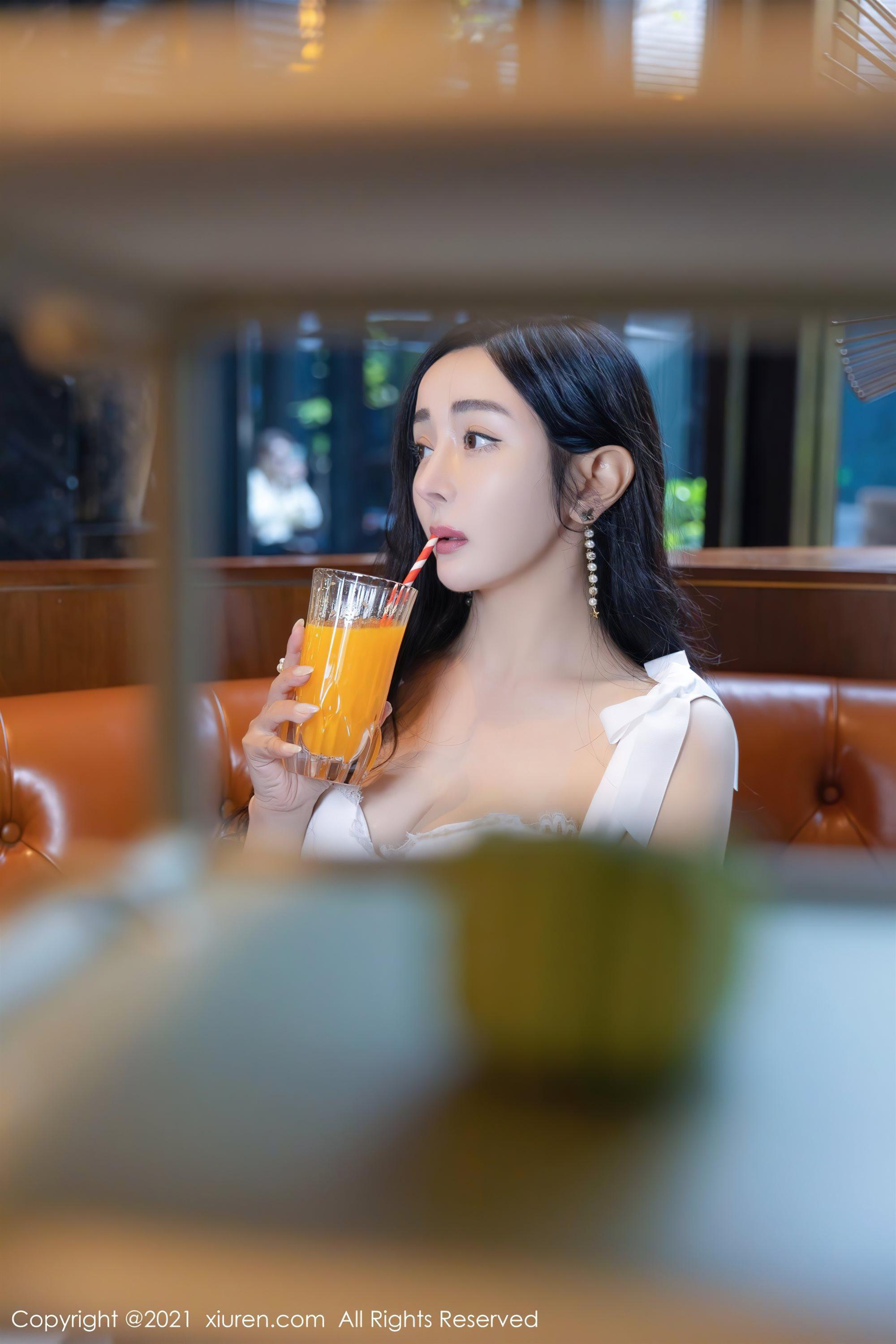 [XiuRen秀人网]No.4155 模特允爾成都旅拍私房浴室脱白色长裙露丰满身材撩人诱惑写真(7)