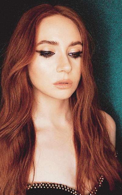 Karen Gillan - Page 2 24DX2TB6_o