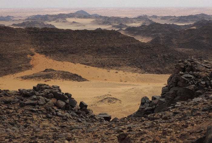 いくつかの実寸大の彫刻が見つかったサウジアラビアの風景。オリビエ・バージュ、CNRS。CC-BY 4.0