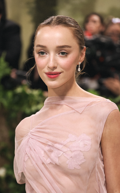 Phoebe Dynevor WPMMdRP5_o