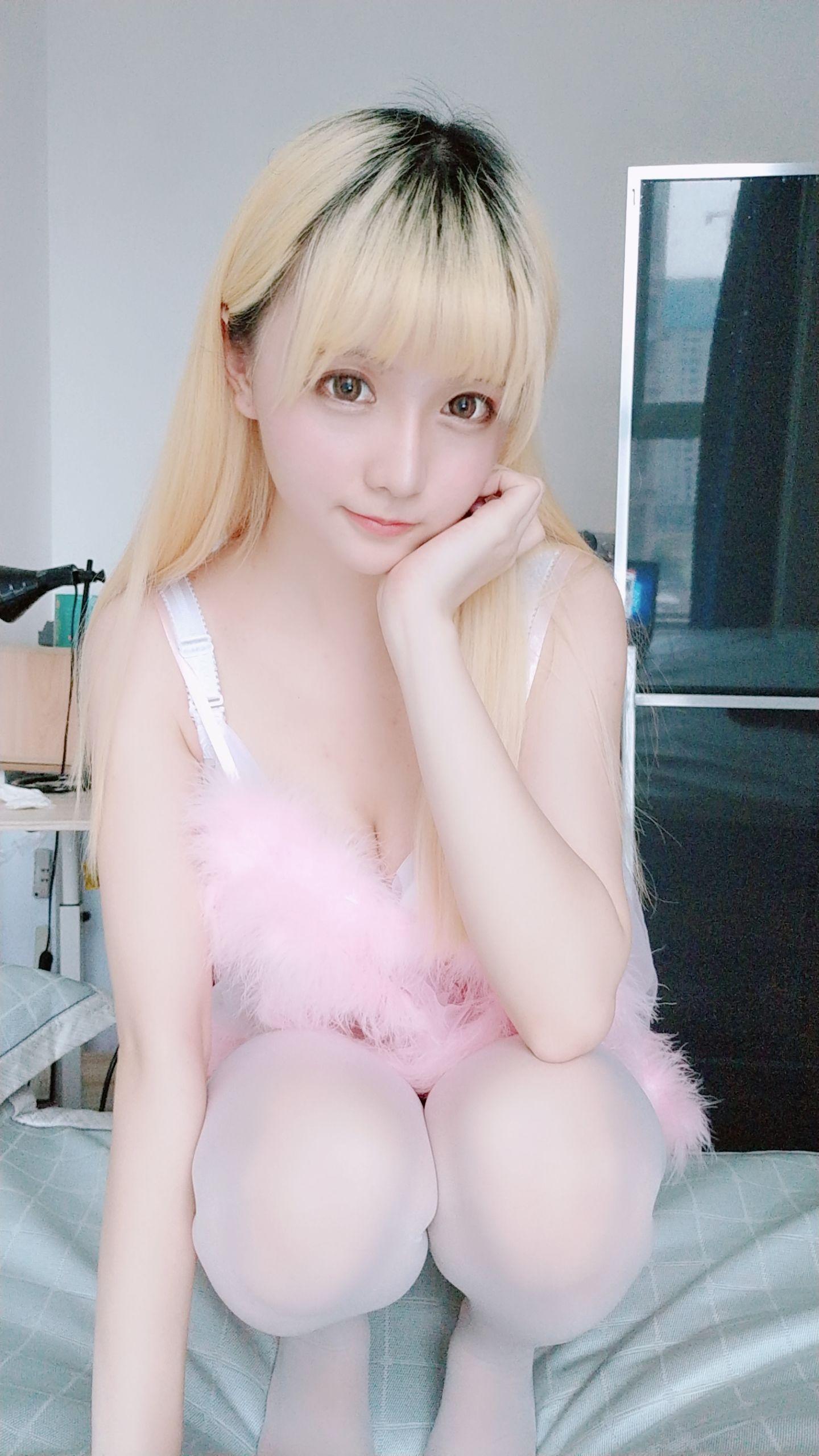 [网红Coser] 星之迟迟 《粉红睡衣》 写真集(25)